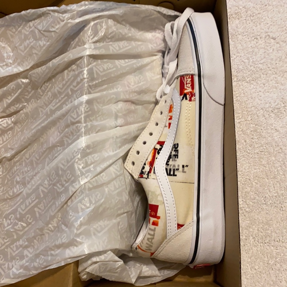Unworn vans , size 6.5 in men and 8.0 in women.